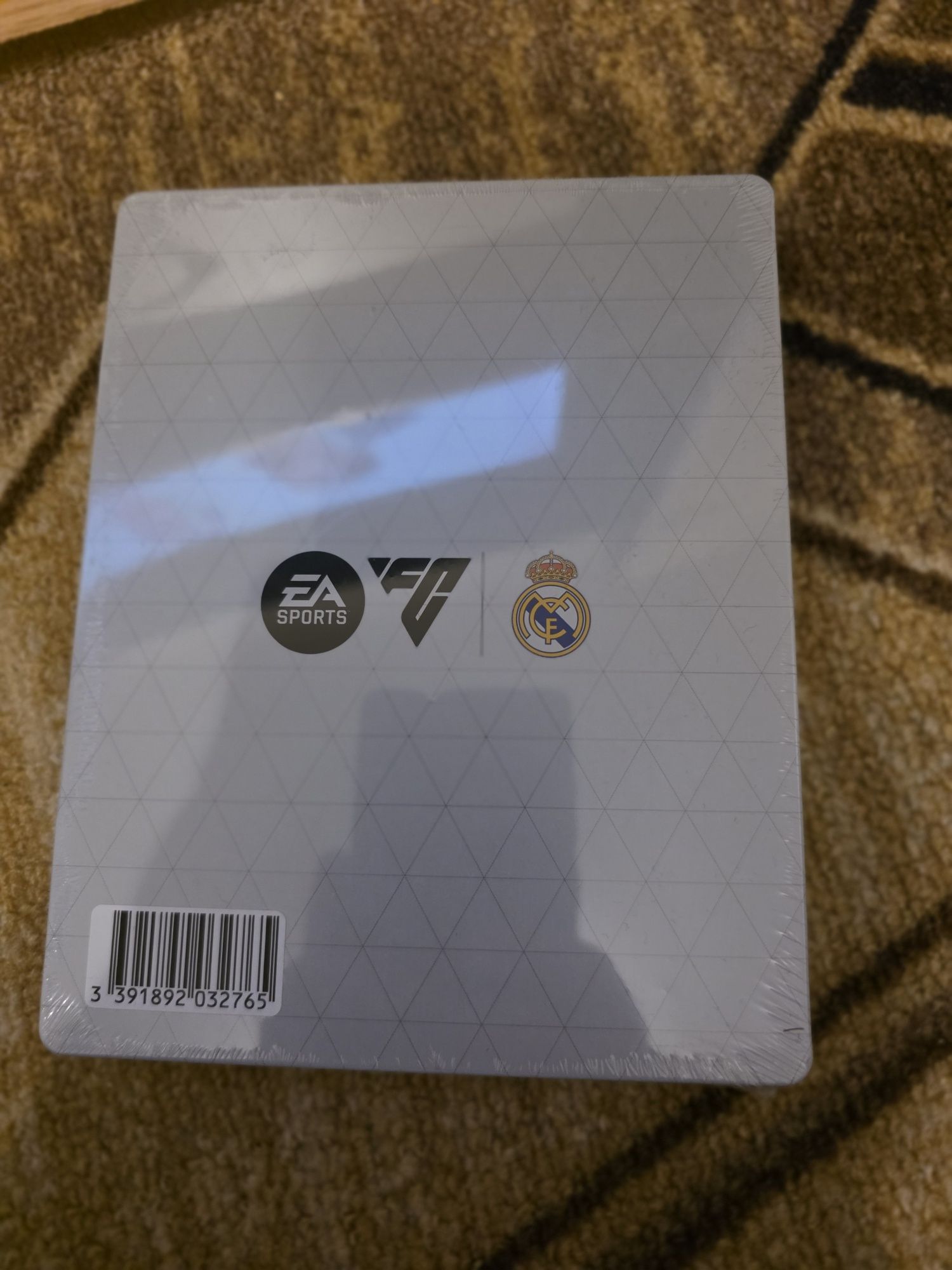 EA Sports FC 25 за PS4 + метална колекционерска кутия Real Madrid