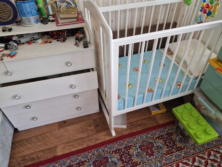 Продается детская кровать и шкаф для пеленания