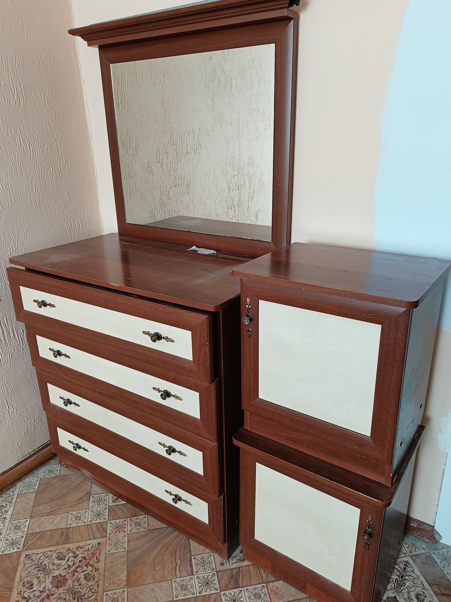 Продам срочно камот и две тумбочку