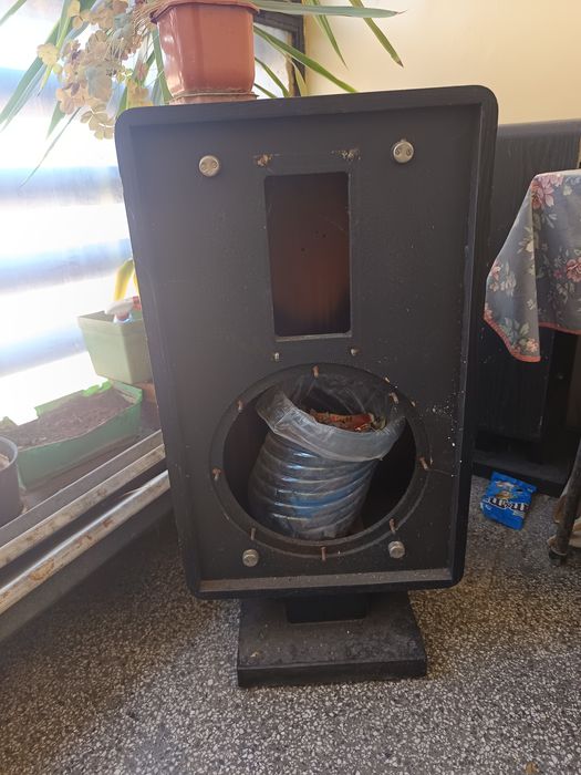 Две големи кутии за тонколони