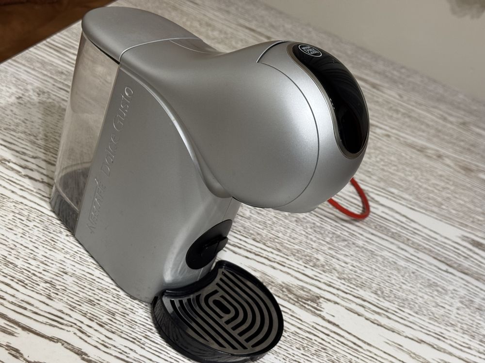 Кафе машина Nescafe Dolce Gusto Genio S Plus + стойка за капсули