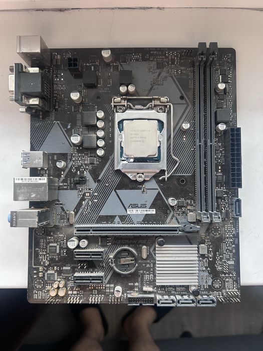 Материнская плата с процессором и блоком питания