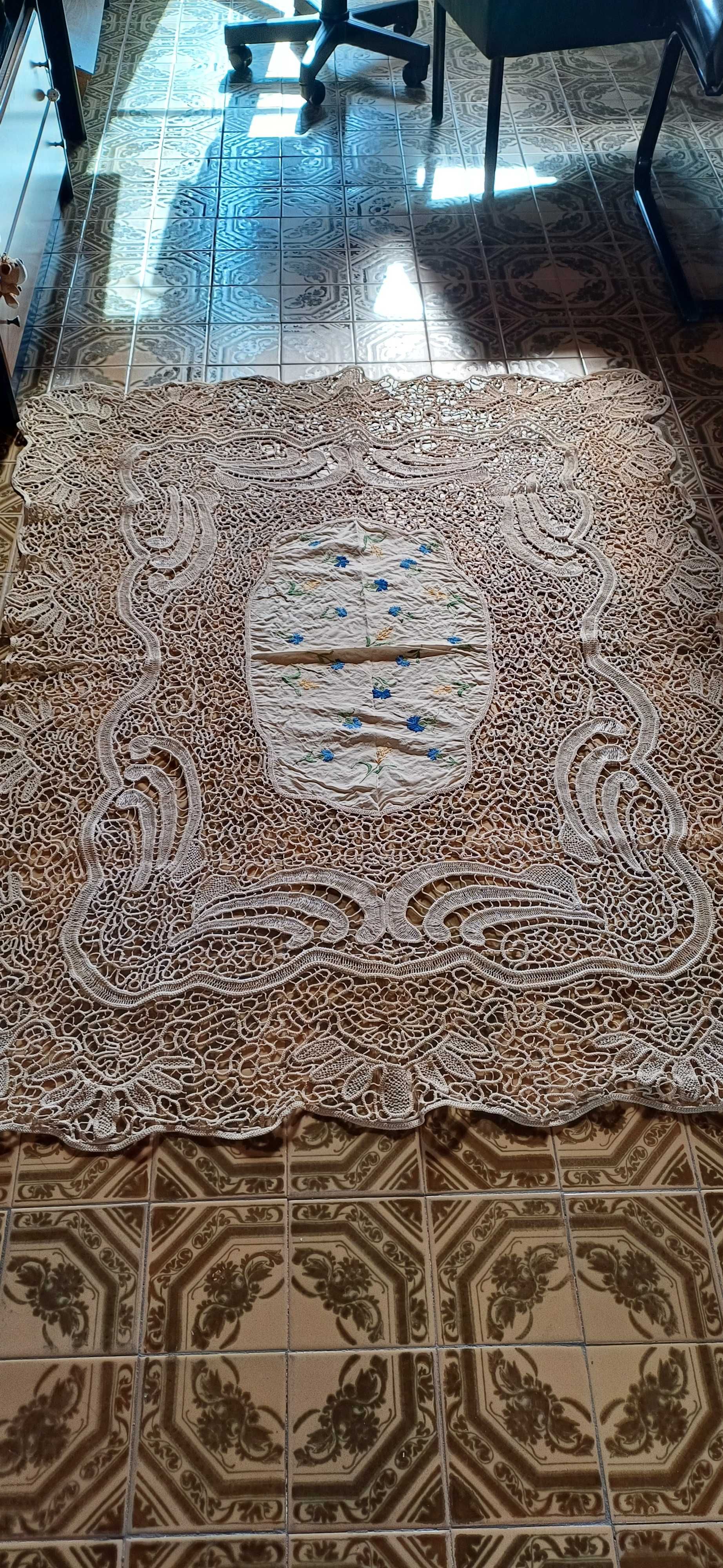 Față de masă decorativă din macrame, lucrată manual.