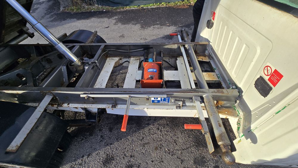 Ford Transit basculabil pe 3 parti