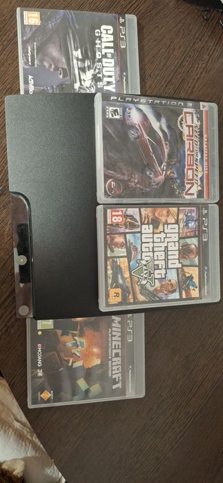 Vand PlayStation3 cu 4 jocuri