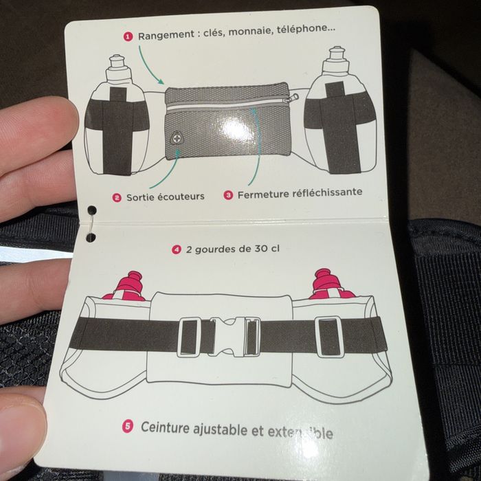 Спортен колан за бягане с две бутилки за вода.