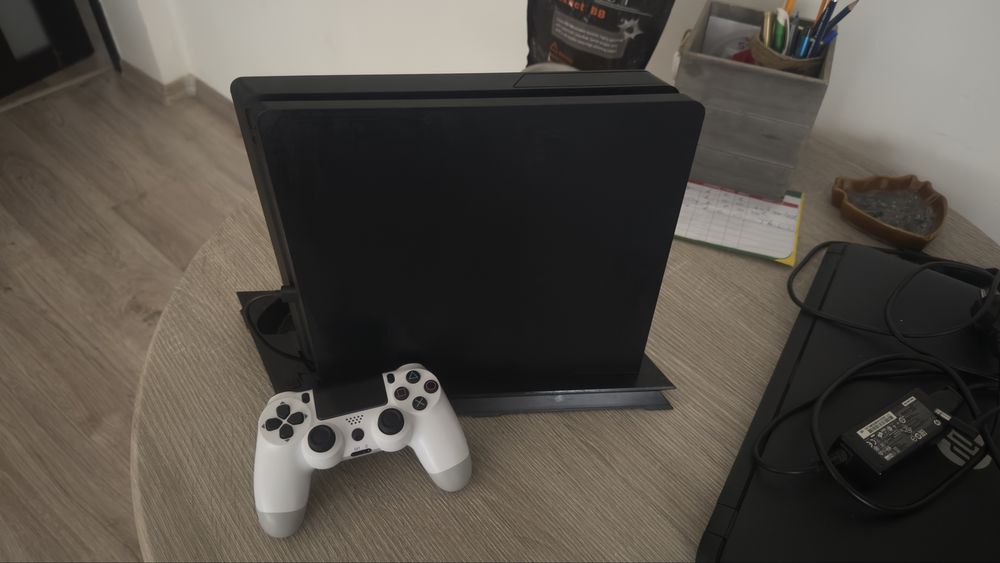 PS4 Slim 500GB + Maneta +Statie incarcare+cabluri