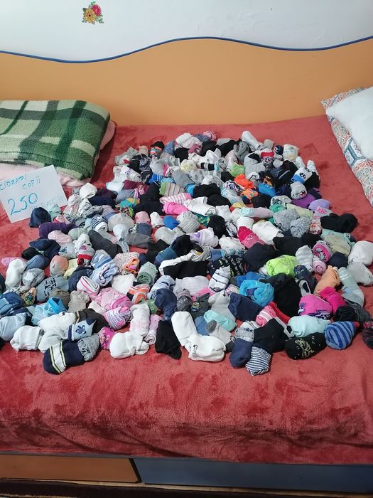 REDUCERE : Ciorapi pentru copii :  250 perechi