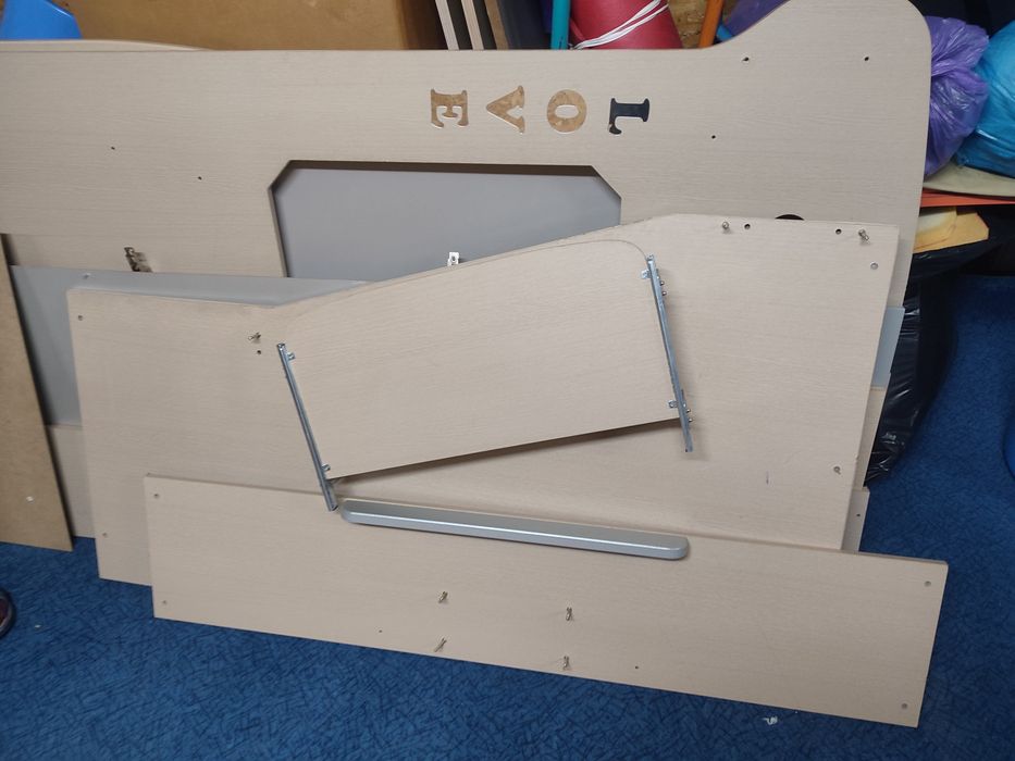 Pat suprapus cu birou