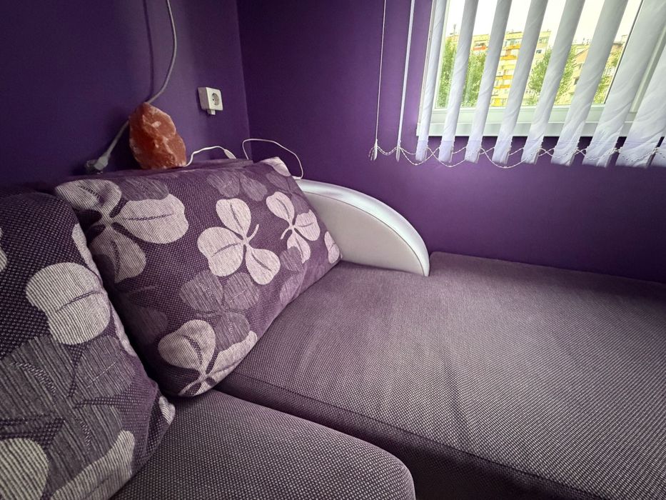 Ъглов диван в лилав цвят, комбинация от текстил и кожа!