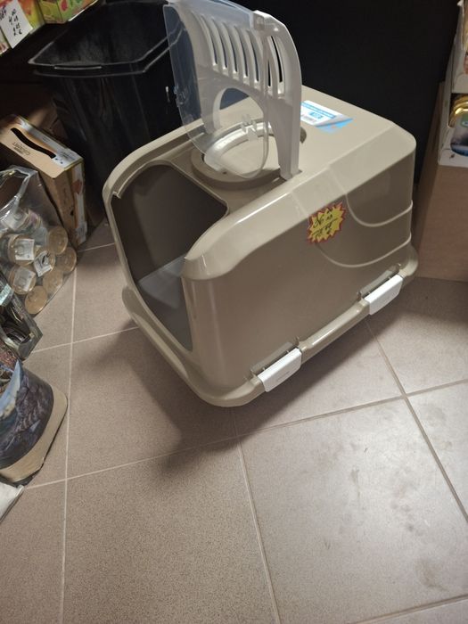 Закрита,затворена котешка тоалетна за котка