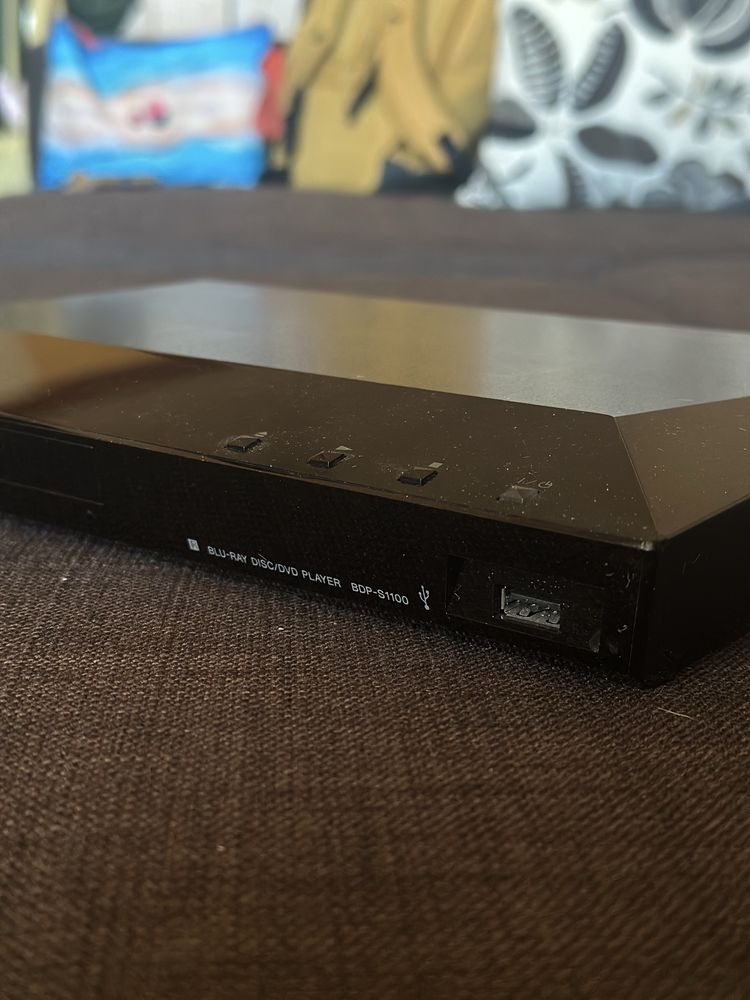 Dvd player с подарък над 50 диска с филми