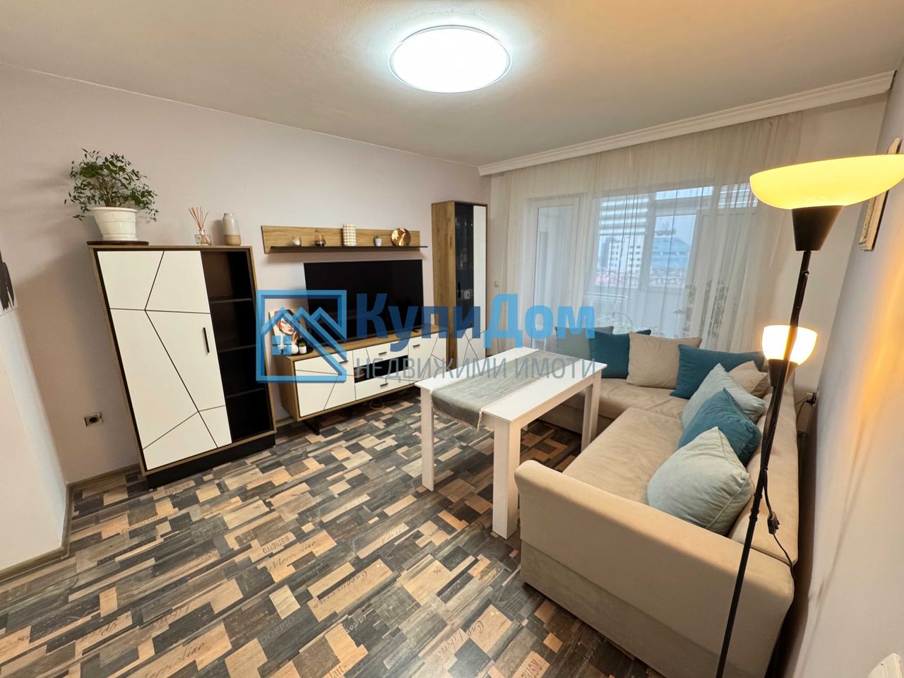 Дава се под наем Тристаен апартамент в Варна, Базар Левски - 70 кв.м за 550 € - Снимка #1