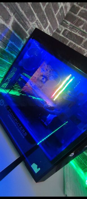 Геймърски компютър с всички аксесоари