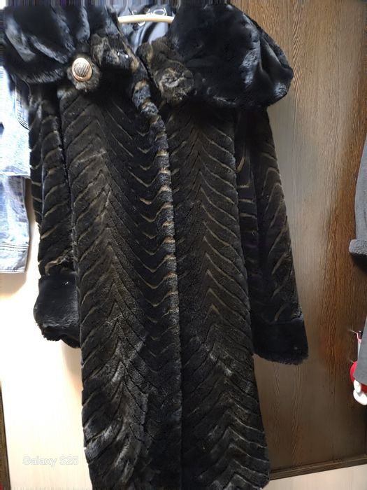 Haina blana artificiala cu gluga de dama