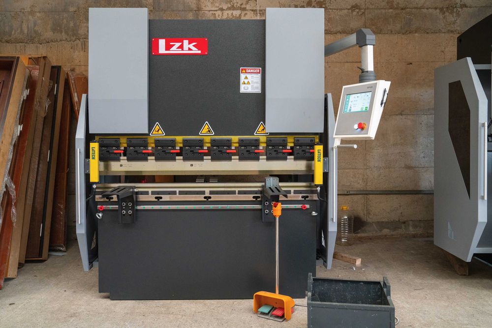 АБКАНТ CNC 1600 – 40 тона;  Абкант 3200 – 125 тона НОВИ налични
