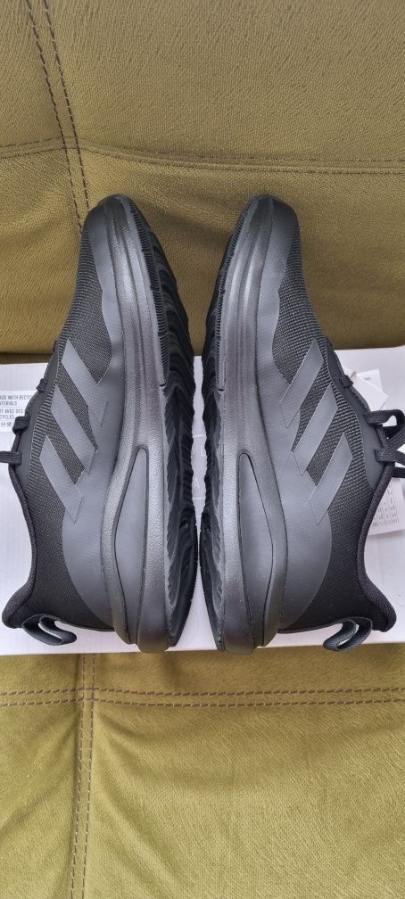 ADIDAS нови чисто черни маратонки, размер 37.5