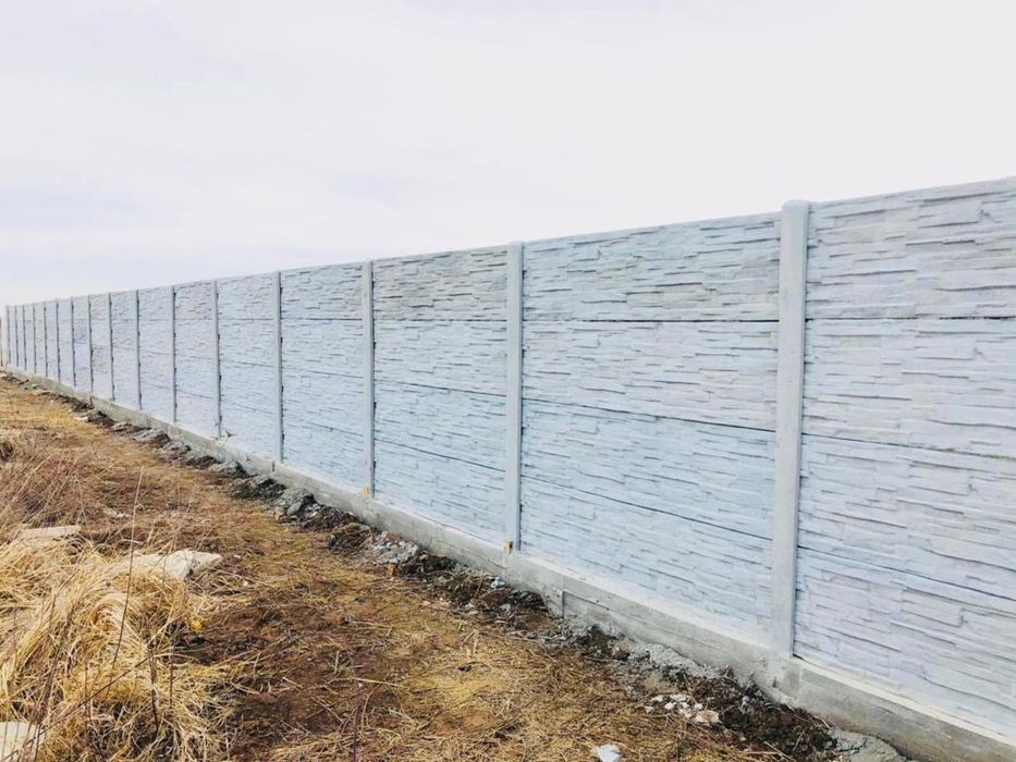 Gard din Stalpi si placi beton