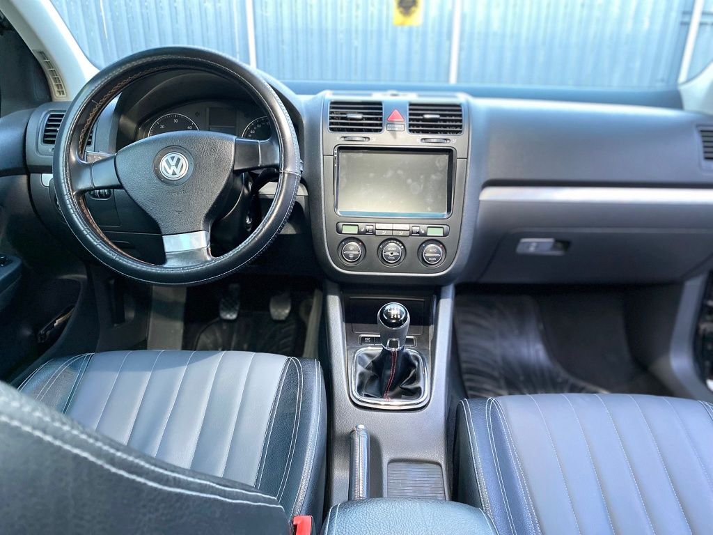 Vând Golf 5 negru.An 2007
