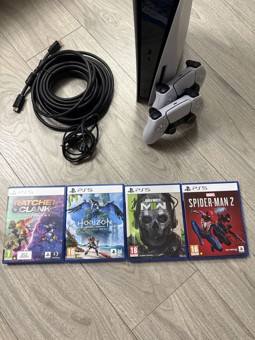PS5 (disc) plus 2 controller, cablu HDMI lung si 4 jocuri