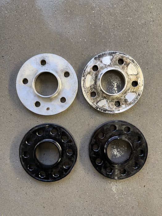 Продавам 4 броя дистанционни фланци 5х112 2х10 мм и 2х12мм!