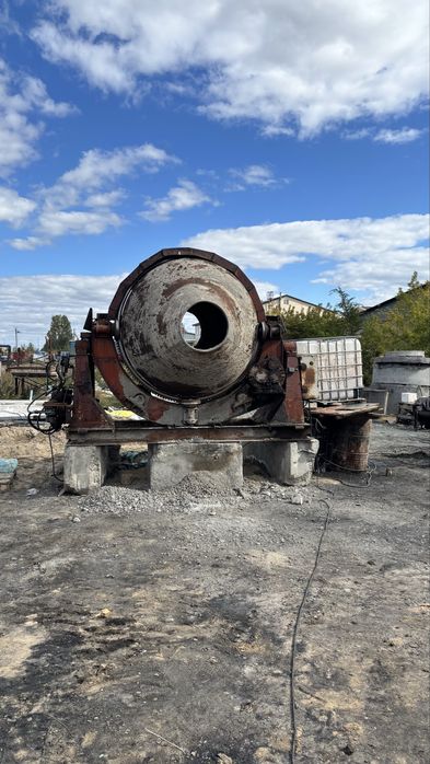 Продам бетономешалку 2  кубовую качество ссср,Двигатель 18 квт