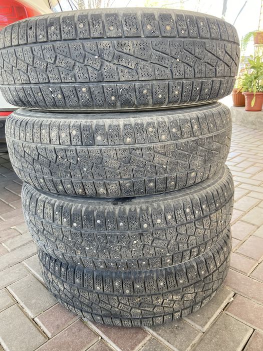 Продам зимние шипованные шины Kumho 225/70/R16