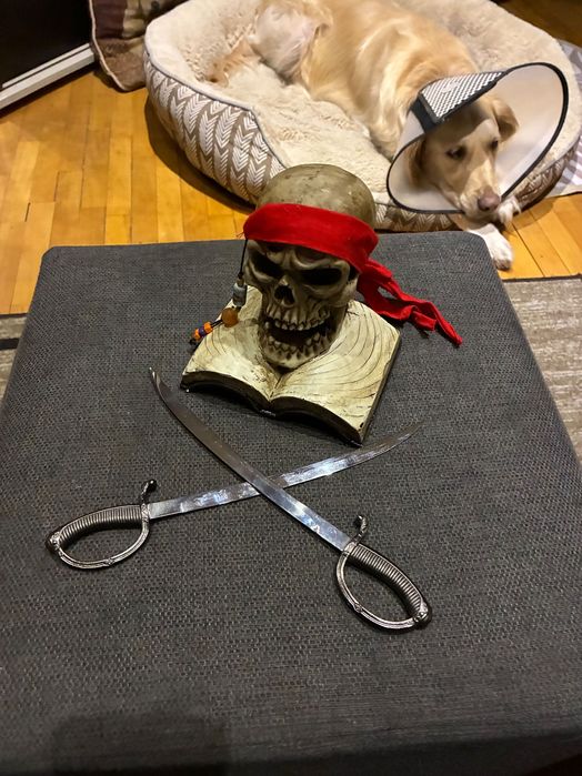 Карипски пирати статуетка на череп с два меча