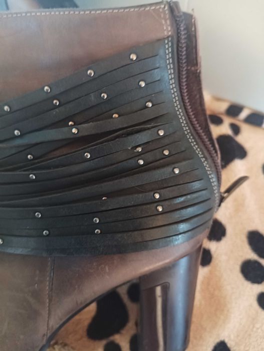 Продавам дамски боти набук