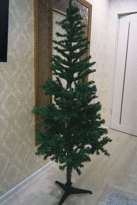 Продам искусственную елки с игрушками