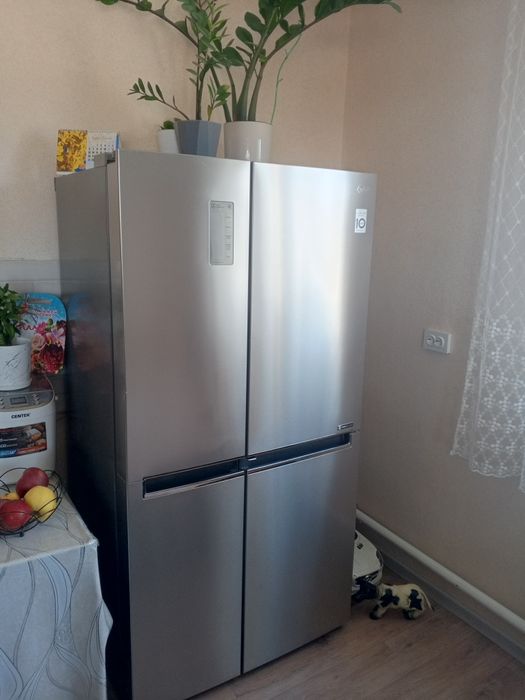 Продам срочно холодильник элджи