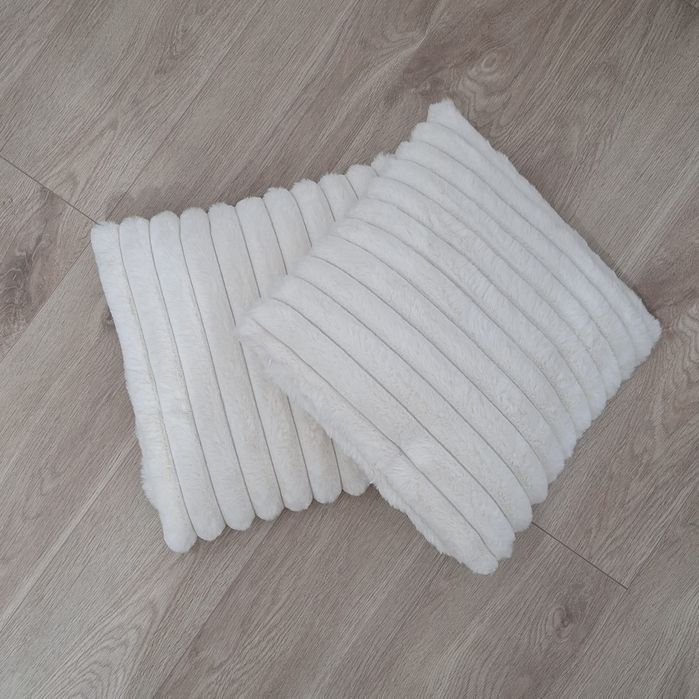 Set 2 pernițe pufoase noi ,35/35 cm