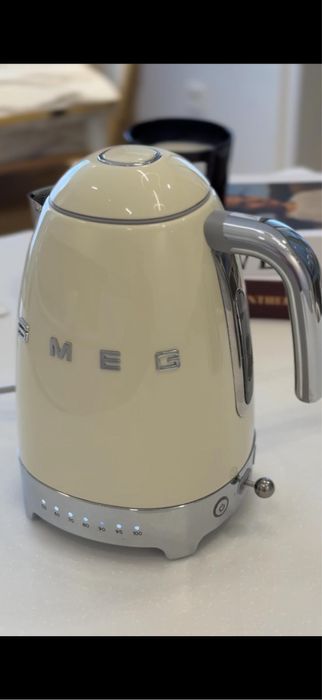 Чайник SMEG в кремовом цвете
