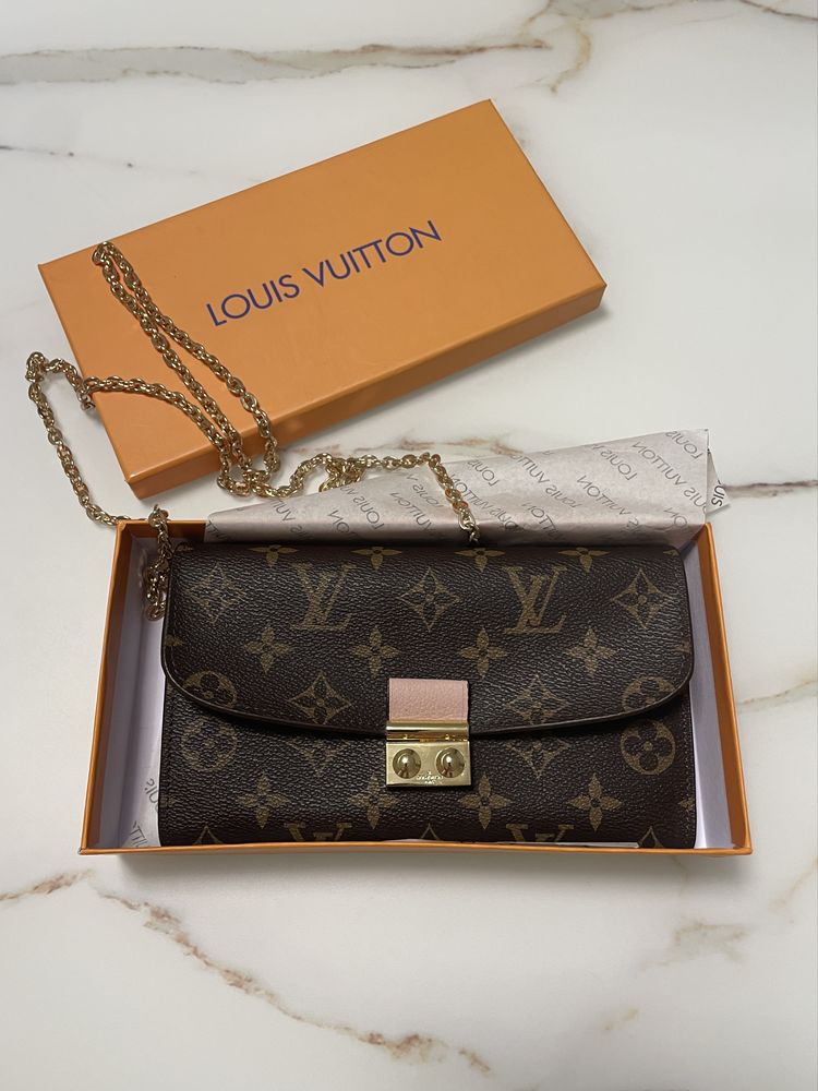 Vand portofel Louis Vuitton piele maro, interior roz, lant atasat