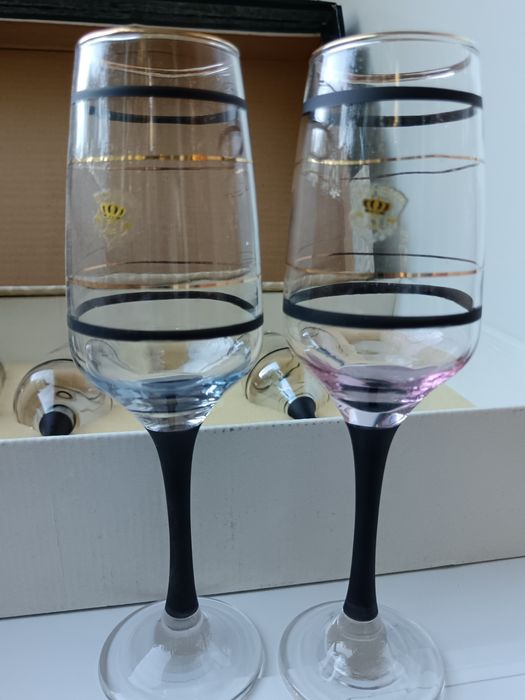 2 комплекта чисто нови чаши за вино Бохемия