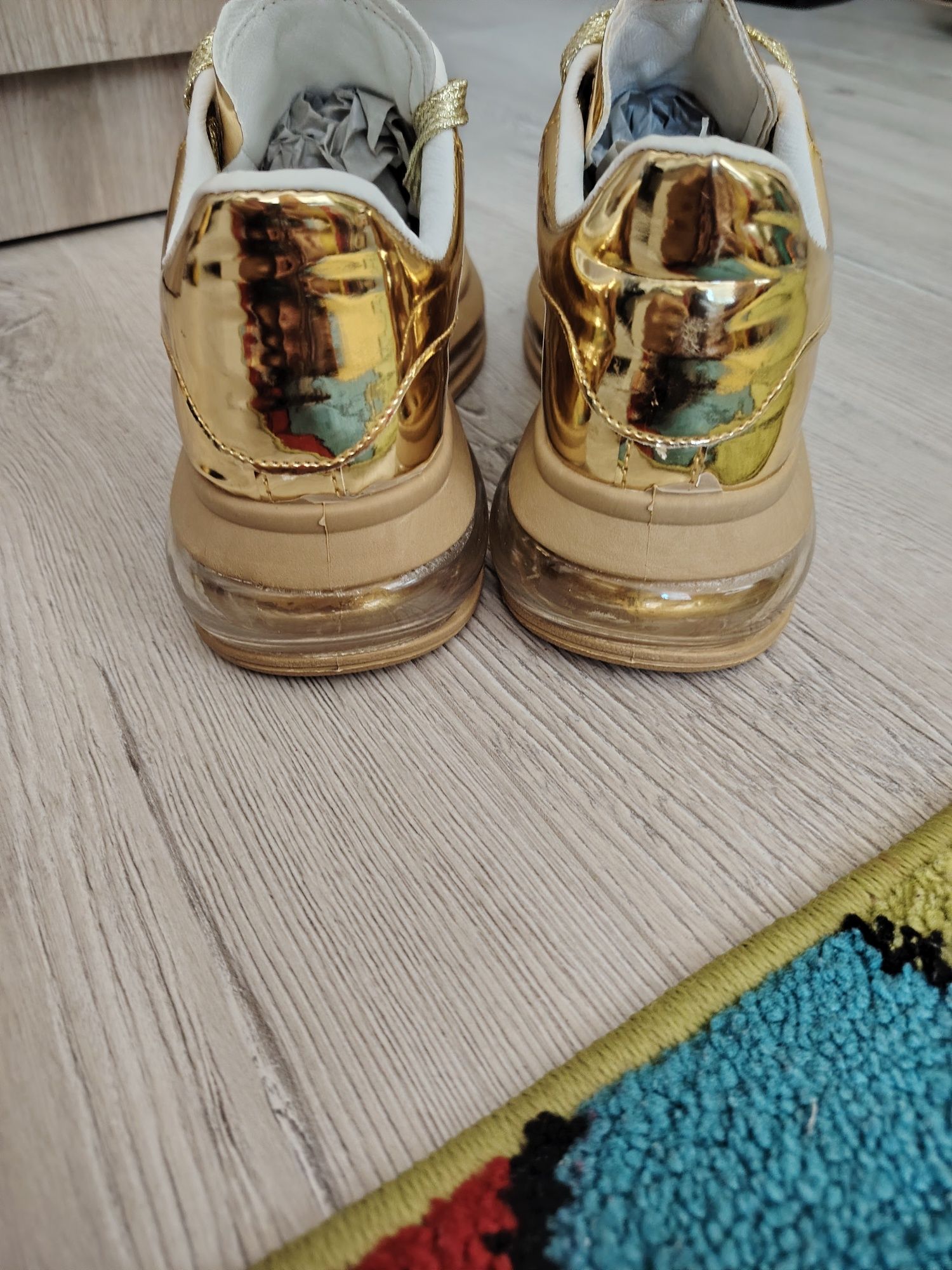 Маратонки златни