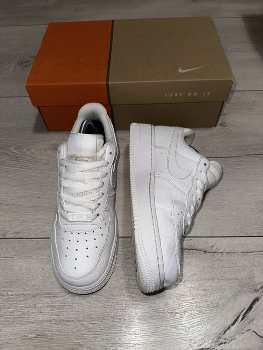 Оригинални дамски маратонки Nike Air Force 1,07, размер 38,5