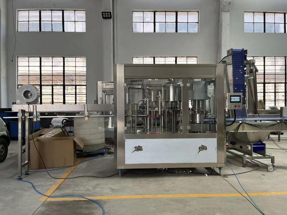 Сув қадоқлаш ускуна сотилади. 0.5-1.0-1.5 литрли.