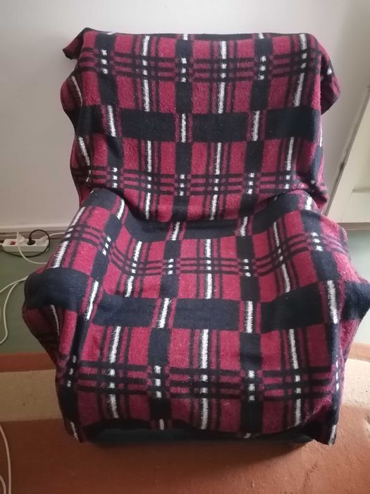 Fotoliu din piele maro, fotoliu din catifea albastru