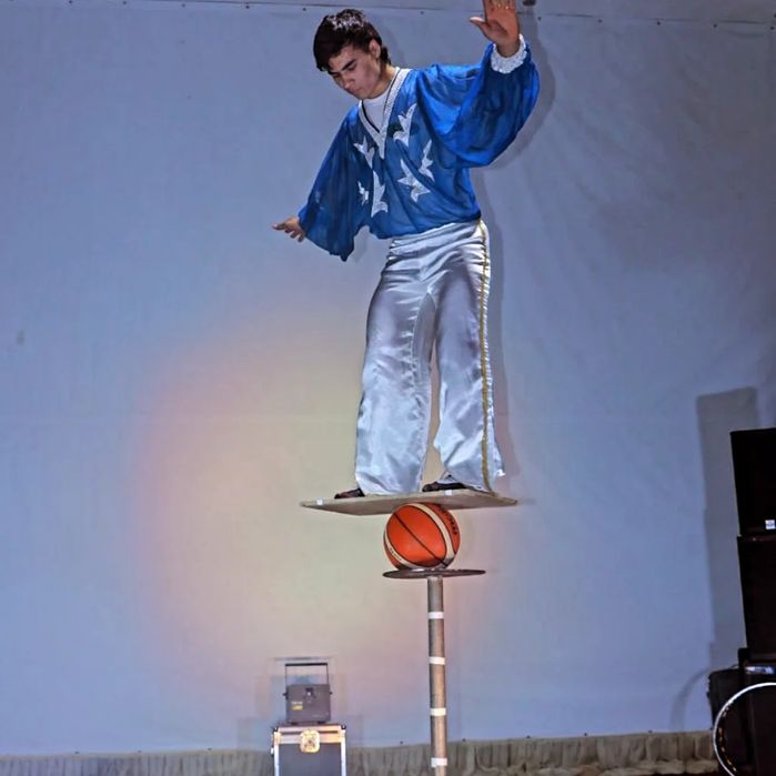 Kafe restoranlarda ugʻilgan kunlarda sirk shou tomoshalari.