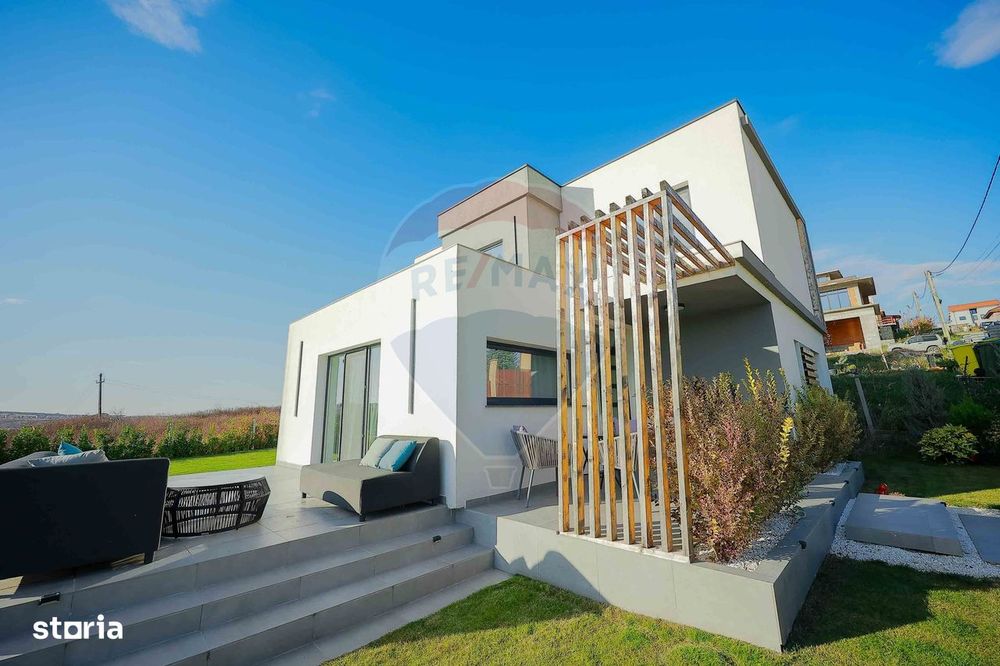 Casă modernă în stil mediteranean, cu terase și vedere la lac – Paleu