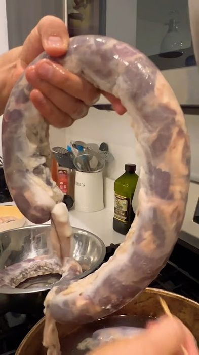 Үйінізге келіп қазы, шұжық жасаймыз. Делаем шужык, казы у вас дома