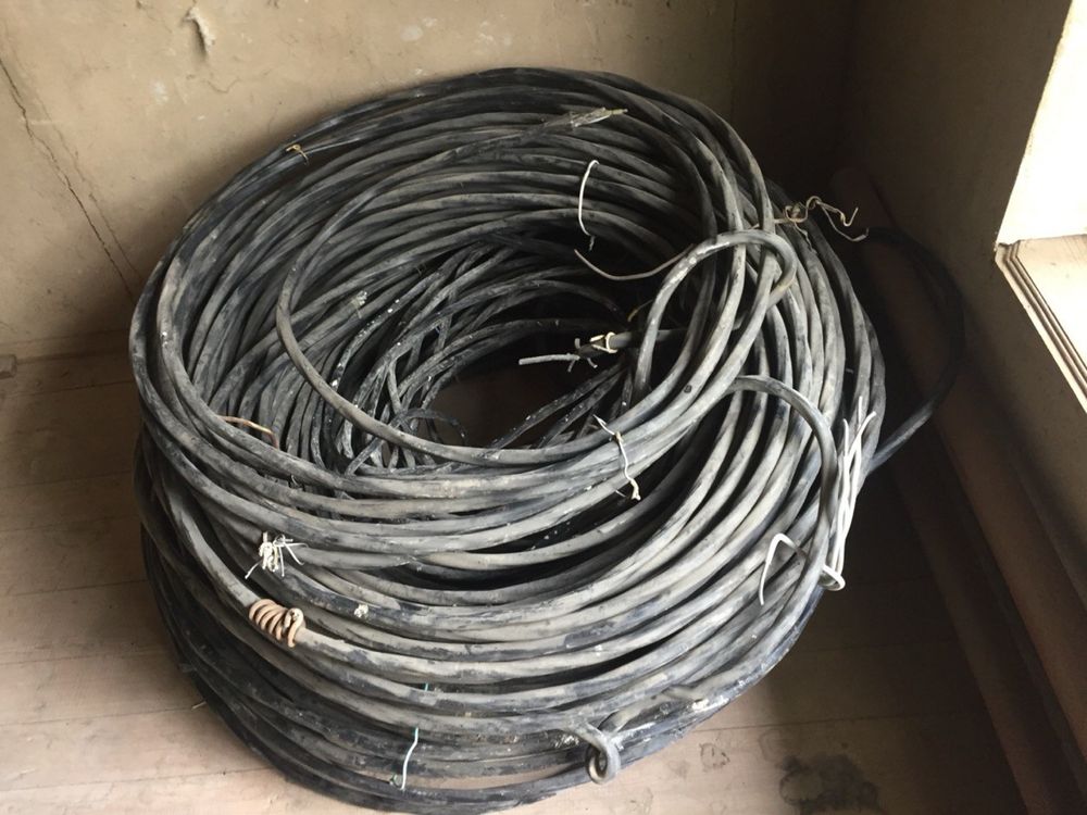 Kabel sotiladi. Yaxshi holatda turibdi.