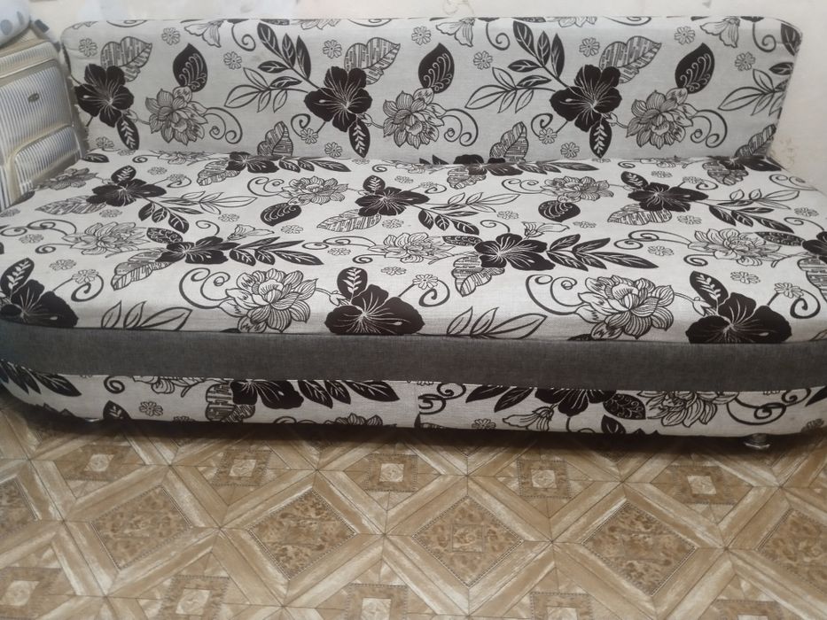 Продам диван раскладной в хорошем состоянии. Цена 10000.тг.