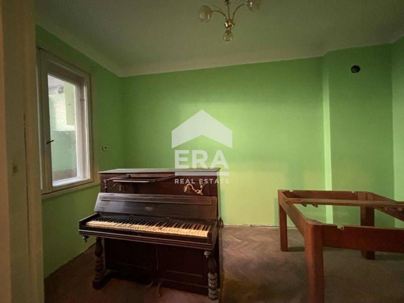 Офис под наем на две нива, в самостоятелна къща в Идеален център, Варн