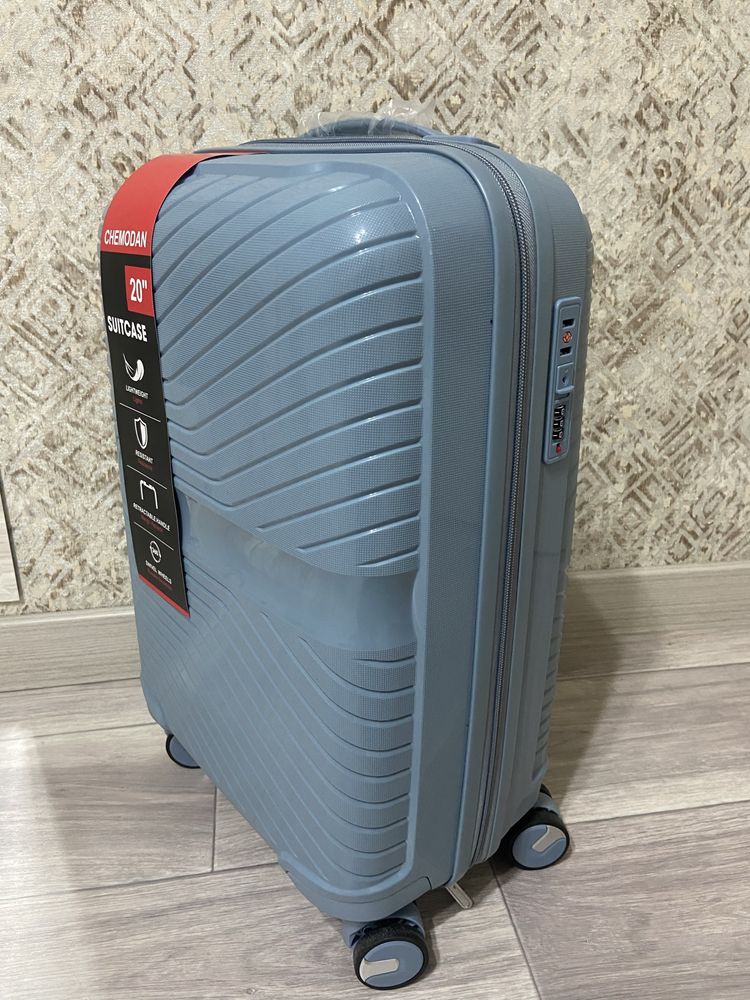 Новый чемодан маленький