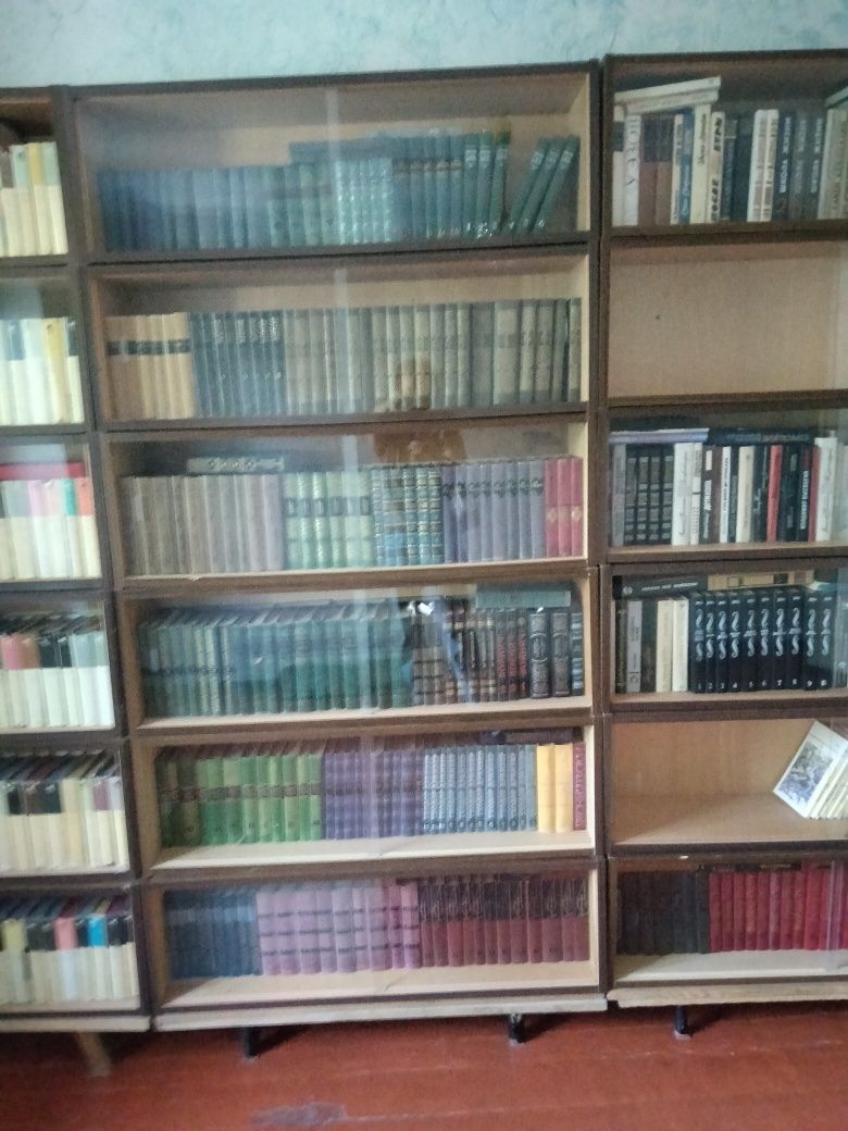 Продается  книги и полки