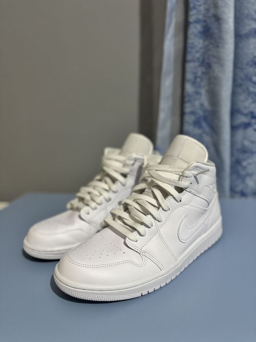 Air Jordan 1 mid Triple white