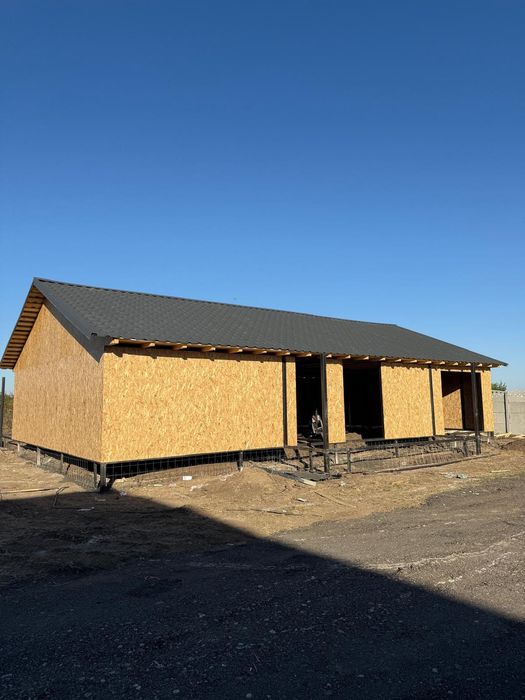 Vand casa pe structura metalica  de locuit