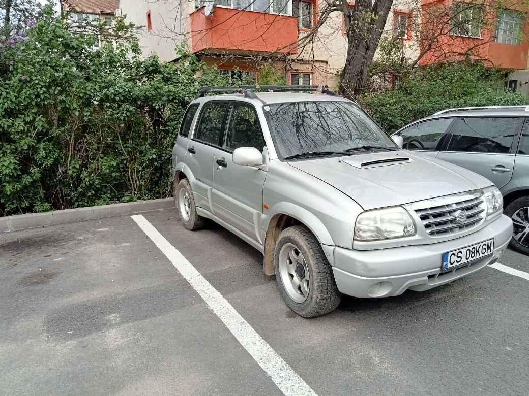 Vând Suzuki Grand Vitara, motor diesel 2000,4x4, la maneta, genti alia